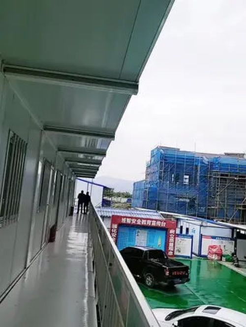 本工程建筑面積約13萬(wàn)平方,目前已進(jìn)入二次裝修階段 不管你是總包還是分包,也不管你是班組長(zhǎng)還是農(nóng)民工,只要你是干工地的