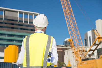 建筑工程師在安全帽